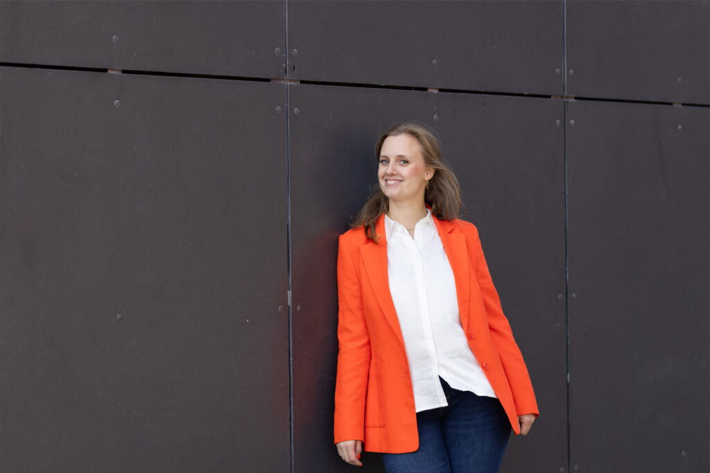 Lisa Mühlenbrock, Systemische Beratung, Systemische Supervision und Organisationsberatung, Systemische Team- und Organisations­entwicklung, Fortbildungen, Münster – Portrait Wand Dunkel
