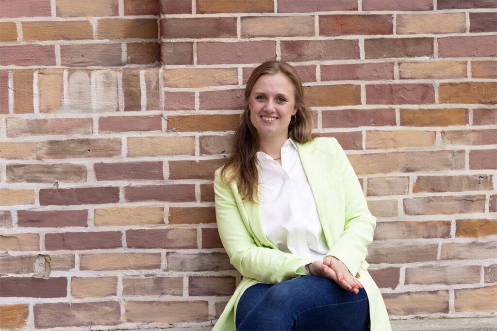 Lisa Mühlenbrock, Systemische Beratung, Systemische Supervision und Organisationsberatung, Systemische Team- und Organisations­entwicklung, Fortbildungen, Münster – Portrait Wand